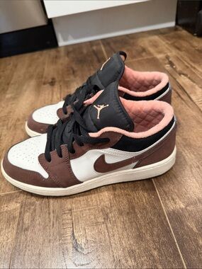 Air Jordan 1 Low SE (GS) LT CHOCOLATE/CRIMSON BLISS